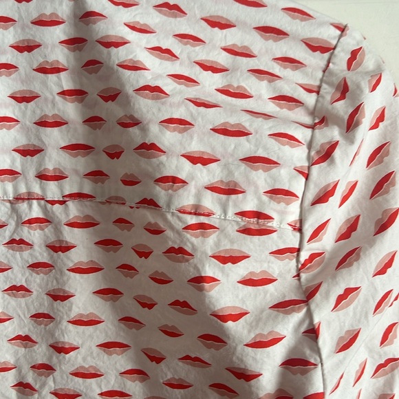 Boden classic women’s shirt, lip print, mint condition, measures 20” pit to pit - Picture 8 of 10